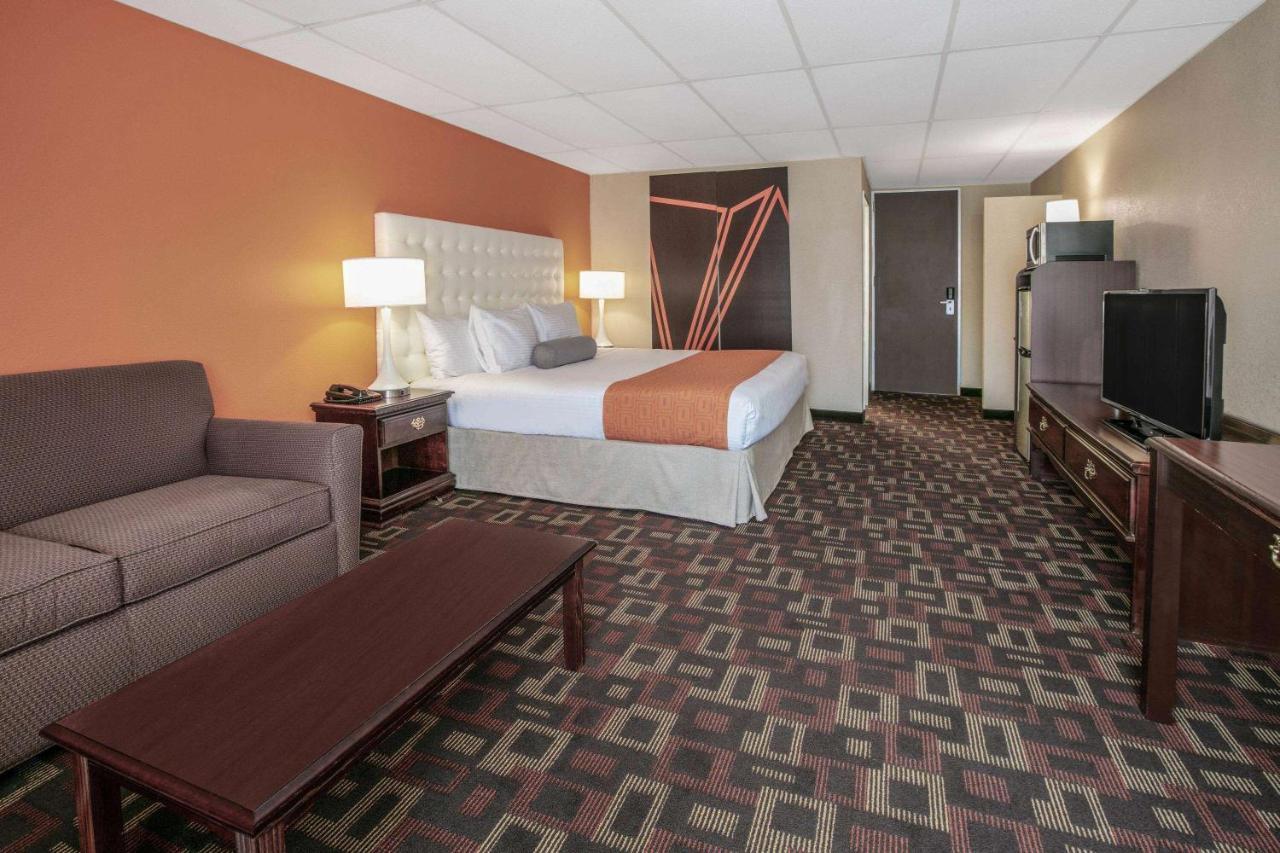ฮาวเวิร์ด จอห์นสัน บาย วินด์แฮม โอคลาโฮมาซิตี้ Hotel ภายนอก รูปภาพ