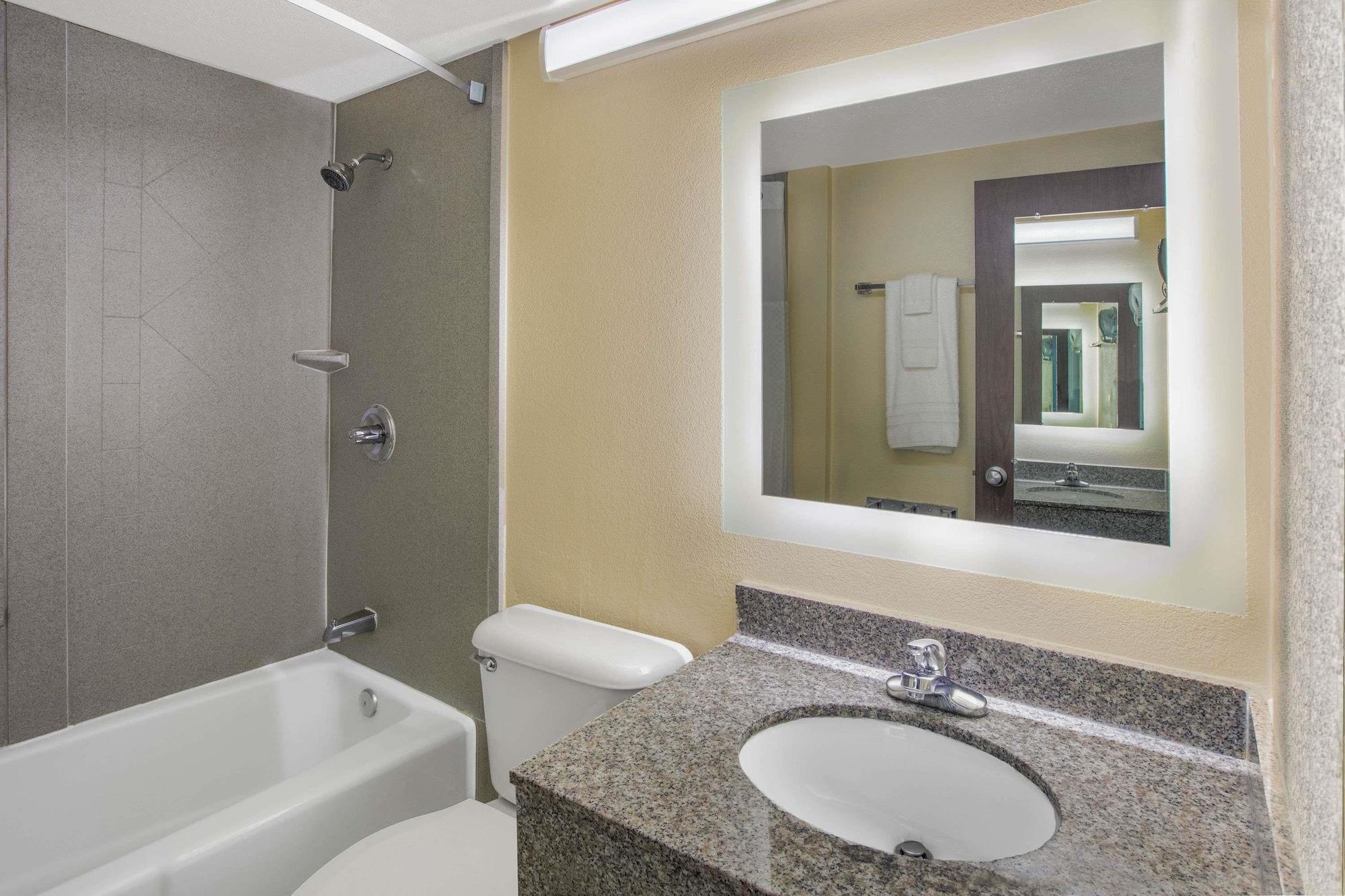 ฮาวเวิร์ด จอห์นสัน บาย วินด์แฮม โอคลาโฮมาซิตี้ Hotel ภายนอก รูปภาพ