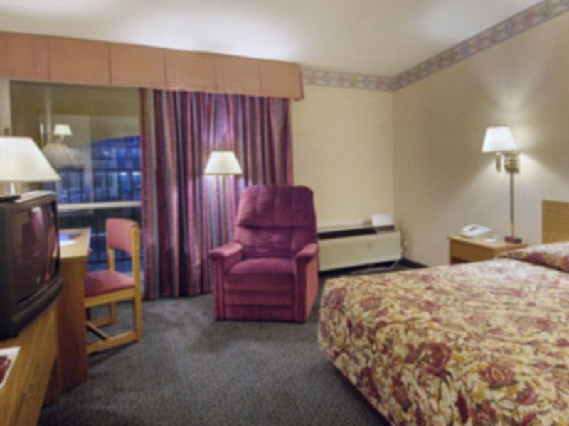 ฮาวเวิร์ด จอห์นสัน บาย วินด์แฮม โอคลาโฮมาซิตี้ Hotel ภายนอก รูปภาพ